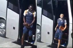 Wilmer Crisanto y Omar Elvir cargando los ladrillos a su arribo al Nacional.