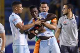 Rubilio Castillo tuvo que ser controlado por sus compañeros al finalizar el partido.