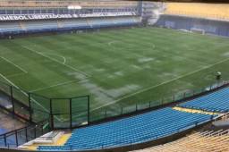 Así se encuentra La Bombonera debido a la lluvia que cae desde tempranas horas de hoy. (Foto cortesía Tyc Sports)