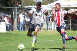 Cristian Cálix elude una marca en el partido ante las Chivas.