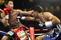 El japonés Masayoshi Nakatani recibió duros golpes de Teófimo López y tuvo que ser traslado al hospital.