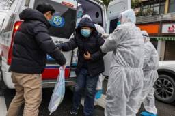 En esta foto del 17 de marzo del 2020, un trabajador de la salud muestra el kit usado para hacerse la prueba del COVID-19 en una estación para pacientes en la Universidad de Washington en Seattle. (AP Foto/Elaine Thompson, Archivo)