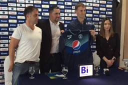 Leo De Cristofano (camiseta blanca) dio detalles sobre la llegada Klusener a Motagua.