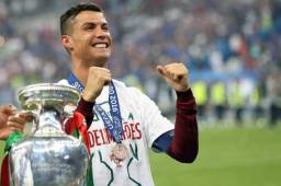 Cristiano Ronaldo celebró con todo la obtención de la Euro.