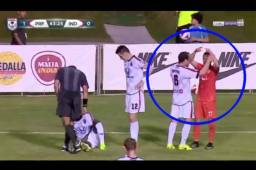 El momento en el que el mexicano Gerardo Torrado molesto le baja las manos a Jairo Puerto cuando este pedía cambio para el rival.