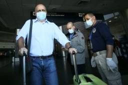 El entrenador de la Selección de Honduras, Fabián Coito, cuando regresaba a Honduras este domingo tras pasar Navidad y Año Nuevo en Uruguay. Foto DIEZ