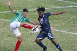 Ryduan Palermo, delantero del Marathón tuvo una oportunidad clara de gol y la pegó en el horizontal que defendía Jonathan Rougier.