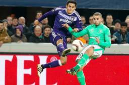 El hondureño Andy Najar disputa la pelota con el delantero marroquí, Oussama Tannane, durante el partido de la Europa League. Foto AFP