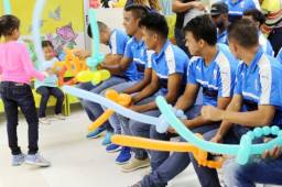 Los jugadores del Honduras Progreso presentes en el Hospital Mario Catarino Rivas de San Pedro Sula donde se encuentran los niños con cáncer. Foto DIEZ