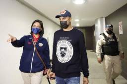 El portero del PSG de Francia y de la selección de Costa Rica, Keylor Navas, cuando arribaba a San José para concentrar y viajar a Honduras este miércoles. Foto Extra