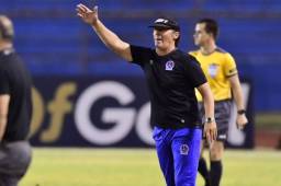 El técnico Pedro Troglio felicitó a los jugadores del Olimpia por el pase y adelanta que habrá rotaciones el fin de semana. Fotos Neptalí Romero y Joseph Amaya