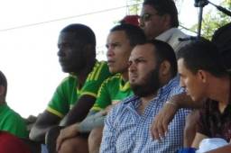 El mediocampista hondureño Rambo de León en la banca del Parrillas One este día en el amistoso que sostuvieron contra el Platense. Foto cortesía