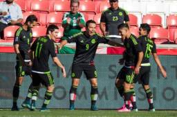 Jugadores de México celebran el primero de los dos goles ante Canadá en la semifinal del Preolímpico.