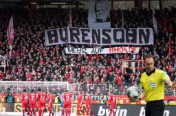 El encuentro entre el Union Berlin y el Wolfsburgo se detuvo durante cinco minutos debido a la exhibición de pancartas contra el presidente del Hoffenheim.