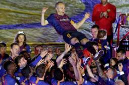 Iniesta fue cargado por sus compañeros al final del duelo que ganaron a la Real Sociedad.