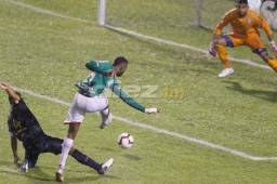 El delantero del Marathón, Yustin Arboleda, remata ante la mirada del portero del Comunicaciones, José Calderón. Foto Neptalí Romero