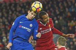 El español Álvaro Morata, delantero del Chelse, disputa la pelota con German-born Cameroonian, zaguero del Liverpool durante el partido jugado en Anfield. Foto AFP