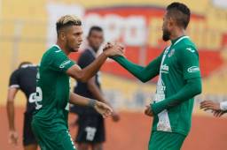 Henry Romero es felicitado por Carlos Discua por su gol ante el Honduras Progreso. FOTOS: Neptalí Romero.