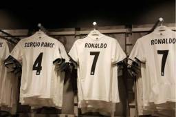 La camisa de Cristiano Ronaldo junto a la de Sergio Ramos en la tienda del Real Madrid en España.