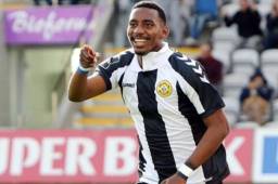 El delantero hondureño Bryan Róchez seguirá jugando en el Nacional de Madeira que logró el ascenso a la primera división de ese país. Foto cortesía