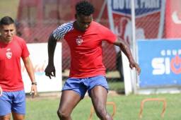 El hondureño Rubilio Castillo entrenó ayer pero no hizo el viaje con el Royal Pari a La Paz donde este domingo se enfrentan al Always Ready. Foto cortesía