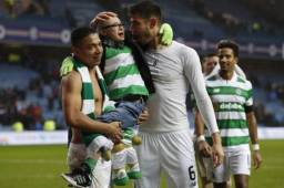 El hondureño Emilio Izaguirre con el pequeño fanático del Celtic que padece Síndrome de Down que tuvo un momento que jamás olvidará. Foto cortesía