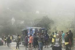 Mueren 10 hinchas de Barcelona tras accidente de tránsito de bus, en la vía Cuenca-Molleturo en Ecuador.