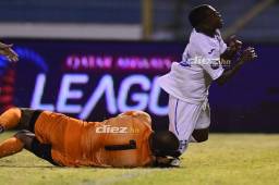 Más claro, agua. El extremo Edwin Solany Solano fue víctima de un claro penal ante el guardameta de Curazao Eloy Room.