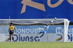 Espectacular tiro libre de Alexy Vega en el clásico entre Marathón y Real España. Foto Diez: Héctor Edú.