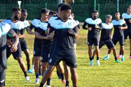 El “Choco” Lozano afirma que deben adaptarse al cambio de sede y buscar los tres puntos ante Guayana Francesa. Foto: FFH.