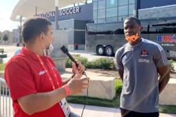 El defensor del Houston Dynamo, Maynor Figueroa, hablando con el periodista de DIEZ en Estados Unidos, Gustavo Caballero en las afueras del Toyota Stadium.