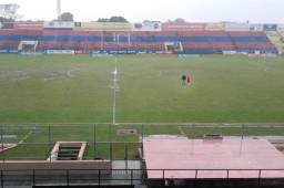 La cancha del estadio Ceibeño está siendo afectada por las fuertes lluvias.