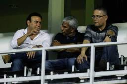 El directivo Roberto Dipp (blanco), junto a Héctor Castellón en el palco del estadio Morazán viendo la final de reservas.