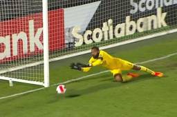 Edrick Menjívar y su grave error en el gol del 1-1 del Alajuelense ante Olimpia en Costa Rica.