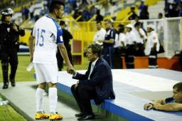 El último partido de Roger Espinoza con la Selección de Honduras fue contra El Salvador en marzo pasado. Aquí cuando saludaba a Jorge Luis Pinto.