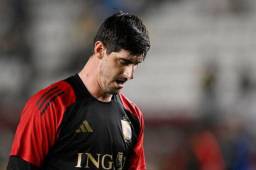 Courtois, con problemas físicos, enciende las alarmas en el Real Madrid.