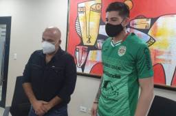 El delantero argentino Ryduan Palermo posando con la camisa de Marathón junto al presidente del club, Orinson Amaya, durante la presentación. Fotos cortesía