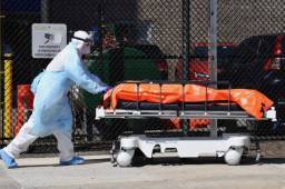 Personal médico traslada los cuerpos del Centro Médico Wyckoff Heights a un camión refrigerado en Brooklyn, Nueva York. La cifra de muertos en el estado de Nueva York aumentó a 3.565, dijo el gobernador Andrew Cuomo, en comparación con 2.935 el día anterior, en el salto más grande de 24 horas registrado allí. El estado ahora ha registrado 113,704 casos positivos, 63,306 en la ciudad de Nueva York, solo 6,000 menos que el total de Italia.