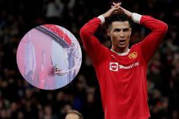 Quitan la imagen de Cristiano Ronaldo en el estadio Old Trafford del Manchester United.