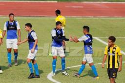 Aldo Fajardo, delantero del Platense celebra uno de sus goles ante Real España reservas.