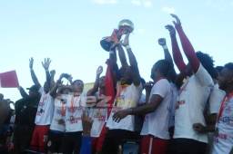Los jugadores de Real Sociedad celebran con la Copa Apostemos.