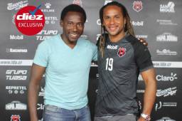 • Limber Pérez junto a Jonathan McDonald en la sala de prensa del Alajuelense.