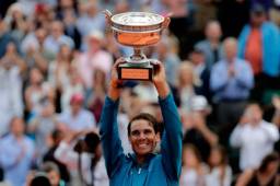 Rafa Nadal levantando su undécimo trofeo de Roland Garros. FOTOS AFP