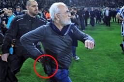 Savvidis se metió al terreno de juego armado para intimidar al árbitro.