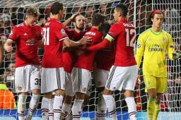 El holandés Blind es felicitado por sus compañeros del United luego de su anotación.