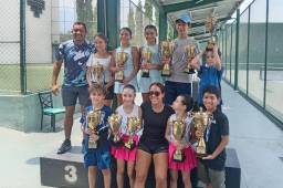 ¡Sonrisa de campeones! San Pedro Sula vibró con el torneo de Tenis y los ganadores posaron con Daniela Obando
