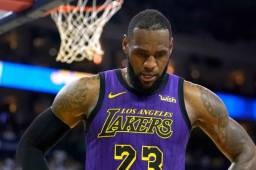 LeBron quien es ahora el cuarto máximo anotador de la NBA, esta a punto no jugar los playoff tras la mal temporada de los Lakers.