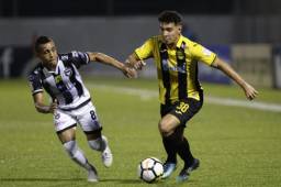 Adalberto Carrasquilla disputa el balón con Jhow Benavidez durante el duelo de Concaf League