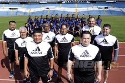Árbitros de la Liga Nacional de Honduras posando para el lente de DIEZ en uno de sus trabajos durante un control de rendimiento físico y técnico en San Pedro Sula. Foto: archivo.