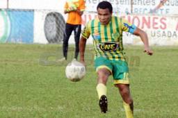 Rambo de León en su estreno con el Parrillas One de San Pedro Sula marcando doblete contra el Municipal de Santa Cruz de Yojoa. Fotos José Cantarero